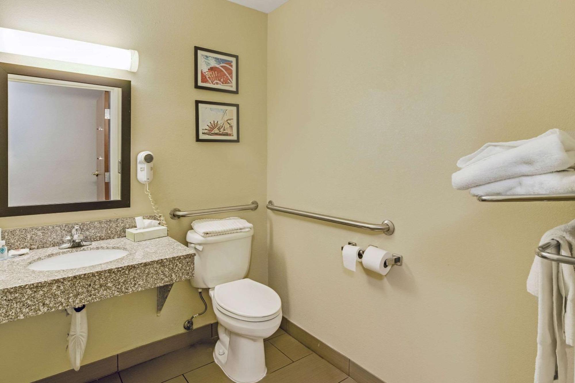 הנדרסון Comfort Inn מראה חיצוני תמונה
